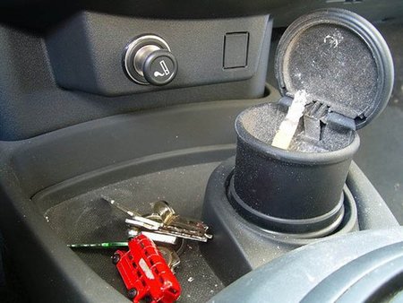 ¿Prohibirán fumar al volante? El 53% de los conductores a favor