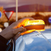 Comprar una luz V16: qué características debe cumplir la baliza luminosa que va a sustituir a los triángulos