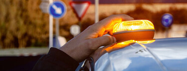 Comprar una luz V16: qué características debe cumplir la baliza luminosa que va a sustituir a los triángulos