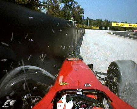 f1_giancarlo-fisichella-practicando-un-crash-test-en-la-parabolica-de-monza.jpg