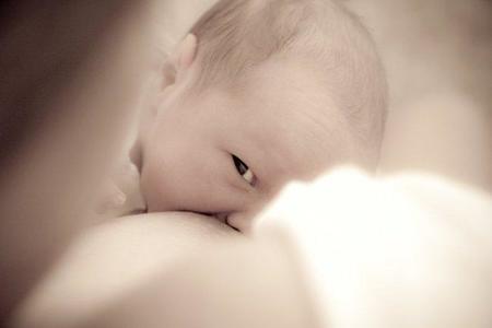 La mitad de las mujeres abandona la lactancia materna a los tres meses del bebé