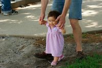 Consejos de seguridad en la calle con bebés que empiezan a caminar