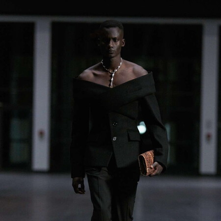 Después de las faldas, triunfa en París el efecto Off-Shoulder (que simula un escote) en el desfile de GmbH