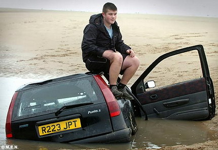 Sam Hamilton, un adolescente que dejó su Fiat Punto en la arena: ¿será cosa del apellido?