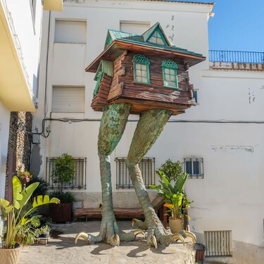 El pueblo blanco de Granada que ha revivido gracias a brujas y seres mitológicos: un rincón mágico a los pies de Sierra Nevada 