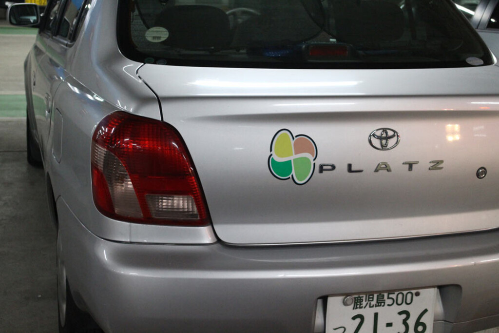 El trébol de cuatro hojas que ves en algunos coches en Japón no es decoración: es obligatorio para las personas mayores