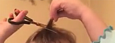 Cuando una niña coge unas tijeras y decide hacer un vídeotutorial sobre cómo cortarse el pelo 