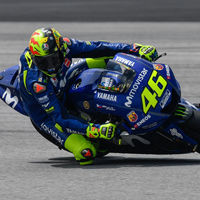 Valentino Rossi se hace un autohomenaje con un AGV inspirado en sus primeros diseños, ¡y puedes comprarlo!