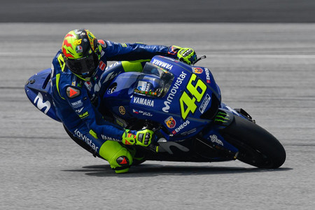 Valentino Rossi se hace un autohomenaje con un AGV inspirado en sus primeros diseños, ¡y puedes comprarlo!