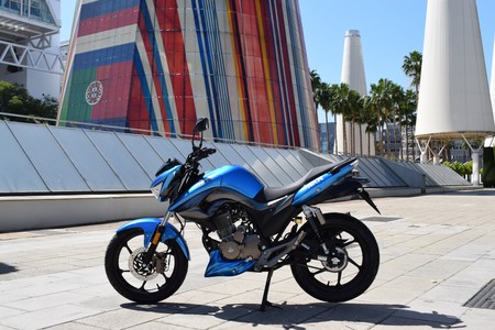 La MH NKR 125 quiere abrirse paso entre las motos baratas con un precio de 2.195 euros