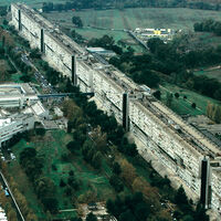 En los años 80, Italia encerró una ciudad en un edificio gigante de 1 kilómetro. Ha acabado siendo uno de los mayores fracasos de vivienda social