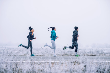 Correr en invierno: las mejores prendas para vestirte por capas y entrenar calentito