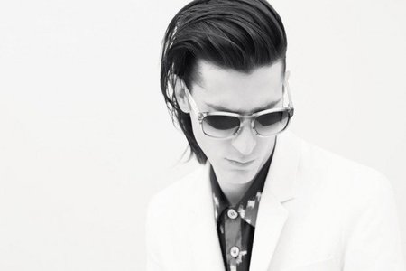 Kris Van Assche presenta junto a Linda Farrow su primera colección <em>eyewear</em> para la Primavera 2012