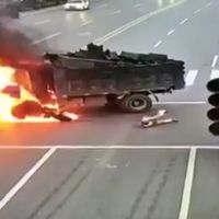 No, chocar un scooter contra un camión en China no es para nada una buena idea