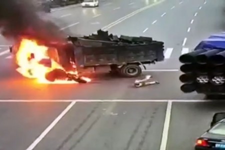 No, chocar un scooter contra un camión en China no es para nada una buena idea