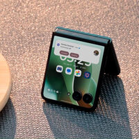 Celular plegable con 12 GB de RAM y carga inalámbrica. Tiene sonido Bose 