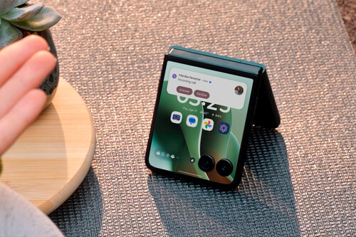 Celular plegable con 12 GB de RAM y carga inalámbrica. Tiene sonido Bose