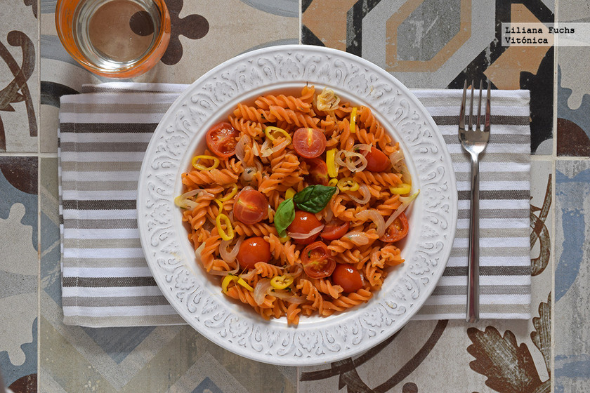 Pasta de lentejas rojas con salteado de tomates cherry. Receta saludable