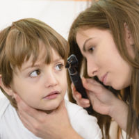 ¿Tu hijo pasa mucho tiempo dentro del agua? Atención a los tapones de cera en verano 