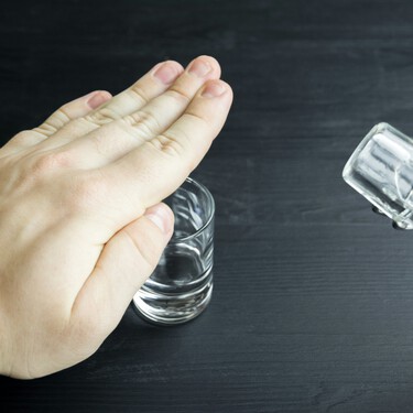 El método de 60 segundos que cambiará tu relación con el alcohol para siempre y es mejor que el 'Dry january'