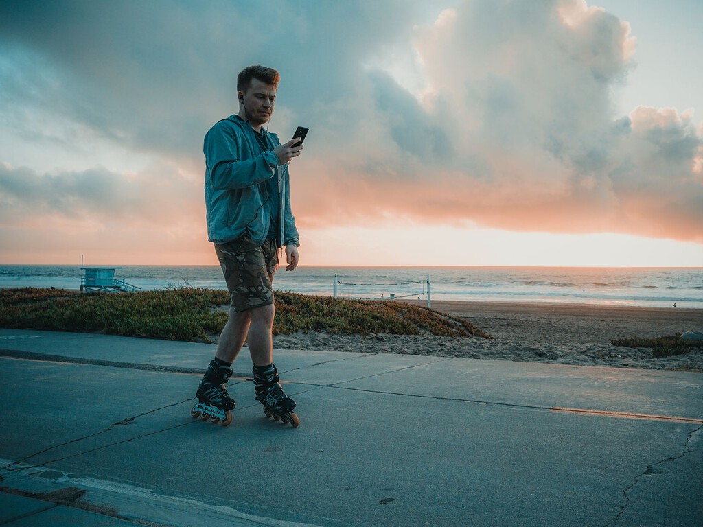 Caminar mirando el móvil no solo te distrae: la ciencia demuestra que altera tu forma de andar y dispara el estrés
