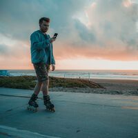 Caminar mirando el móvil no solo te distrae: la ciencia demuestra que altera tu forma de andar y dispara el estrés 
