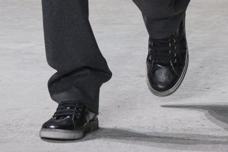 Once sneakers de pasarela para llevar con el perfecto total black look de invierno