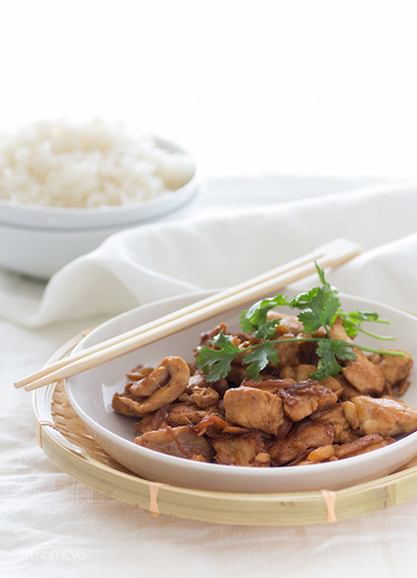Pollo caramelizado con soja y jengibre. Pon un toque oriental en tu mesa