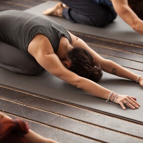 La postura del cocodrilo en yoga: la asana perfecta ideal para principiantes que necesitan relajar el cuerpo y la mente 