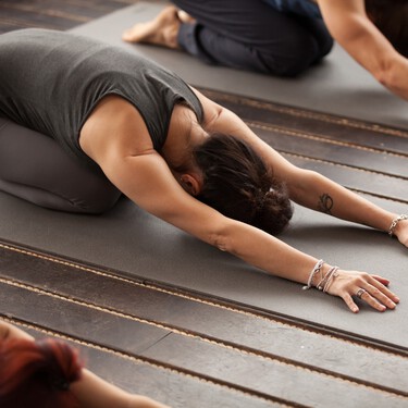 La postura del cocodrilo en yoga: la asana perfecta ideal para principiantes que necesitan relajar el cuerpo y la mente 