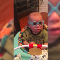 Le ponen gafas por primera vez y su tierna reacción emocionó a millones de personas