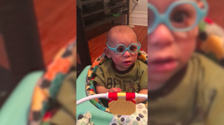 Le ponen gafas por primera vez y su tierna reacción emocionó a millones de personas