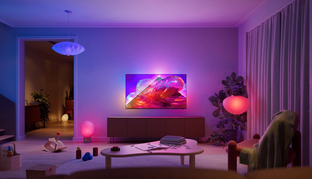 Philips quiere que podamos tener una Smart TV gigante con Ambilight en el salón. Podrás conectarle hasta bombillas de Hue e Ikea 