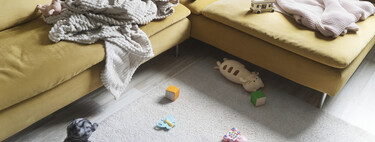 Adiós las manchas y a la suciedad del sofá con solo un producto y una bayeta: así tienes que hacerlo