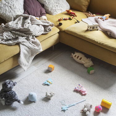 Adiós las manchas y a la suciedad del sofá con solo un producto y una bayeta: así tienes que hacerlo