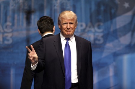 Donald Trump dice estar estudiando eximir a Apple de los aranceles comerciales con China