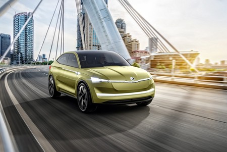 Hemos 'conducido' el nuevo Škoda Vision E en la planta 31 de un rascacielos, pero a través de realidad virtual