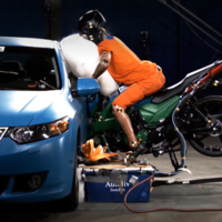 A Honda se le ha ocurrido una idea loca y barata para que todas las motos puedan tener airbag, y ya la ha patentado