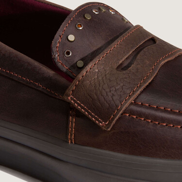 Vans tiene las zapatillas color marrón elegantes que lucen como unos mocasines y están rebajadas a menos de 80 euros para llevar a la oficina