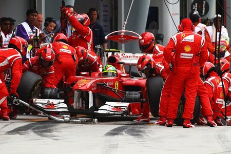 Una tuerca frenó a Felipe Massa en boxes
