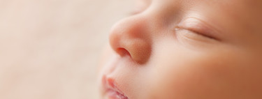 Muguet: manchas blancas en la boca del recién nacido 