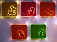 Coloridos apliques de luz para la habitación infantil