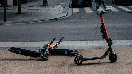 Patinetes eléctricos tirados en la acera