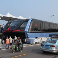 El Autobús Elevado de China parecía ser muy futurista, pero, ya es una realidad