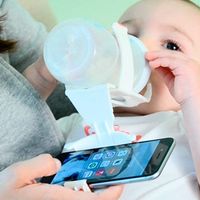 Inventan un artilugio que sirve para sujetar el móvil mientras tu bebé toma el biberón, ¿de verdad no puedes desengancharte?