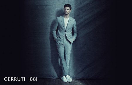 Los sneakers blancos sin lugar a duda son el complemento que necesitan tus looks