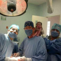 ¿Y si los médicos que atienden tu parto se hicieran una foto con tu bebé a hombros?