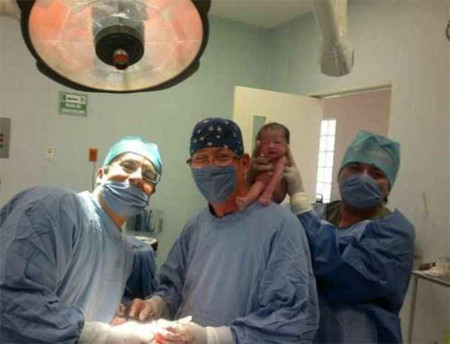 ¿Y si los médicos que atienden tu parto se hicieran una foto con tu bebé a hombros?