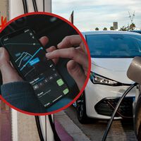 Un conductor pagó 360 euros por recargar 44 minutos su coche eléctrico. Su error fue hacerle caso a una app de recargas