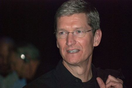 Apple no dará su brazo a torcer frente al FBI: nueva carta, memorando interno y fichaje de un abogado estrella